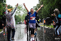 30.000 Teilnehmer laufen und feiern im Regen
